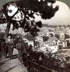 Vue vers le sud-est depuis les hauteurs couronnées de pins de Suwa-yama sur Kobe, Japon, 1904