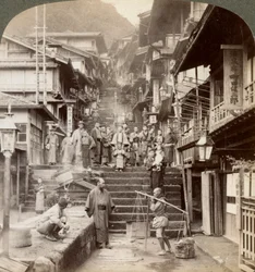 Rue principale montant le flanc escarpé du mont Haruna dans un célèbre village de sources chaudes, Ikao, Japon, 1904