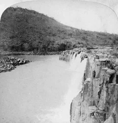 Chutes moyennes de la rivière Tugela depuis un camp boer, près de Colenso, Afrique du Sud, 2e guerre des Boers