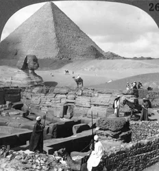 Ruines du temple de granit, le Sphinx et la Grande Pyramide, Égypte, 1905
