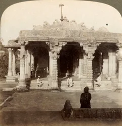 Superbes temples en marbre à Dilwara, sur Abu, la montagne sacrée des Jaïns, Inde, 1903