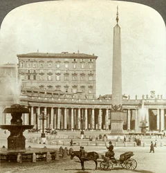 Le Palais du Vatican depuis la place Saint-Pierre, Rome, Italie