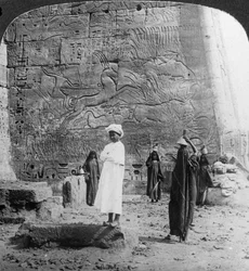 La chasse au taureau sauvage, sculptée sur un mur de temple à Medinet Habu, Thèbes, Égypte, 1905