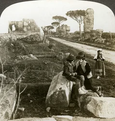 Tombes et enfants en costume traditionnel, Voie Appienne, Rome, Italie