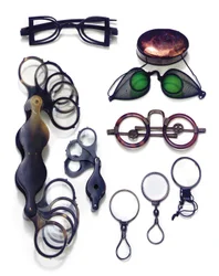 Collection assortie de lunettes et de loupes