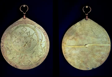 Un astrolabe, instrument de mesure astronomique utilisé par les navigateurs, du 15ème siècle. Collection privée.
