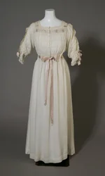 Chemise de nuit de Bertha Palmer, vers 1880 (vue de face), coton blanc, dentelle, broderie et ruban de soie.