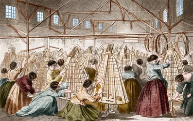 Usines de crinoline : pose des cerceaux. Gravure de 1865.
