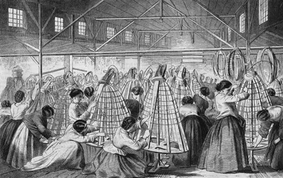 Usines de crinolines : la pose des cerceaux.