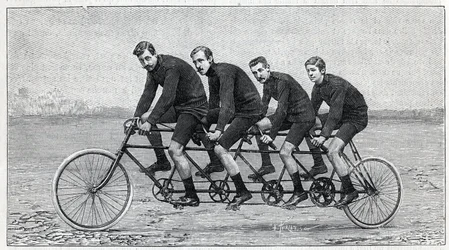 Cycliste sur une bicyclette appelée « quadruplette gladiator ». Gravure dans « La Nature »