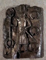 Arts décoratifs : plaque en laiton gravée par un guerrier portugais. 16ème siècle. Conservée à Vienne