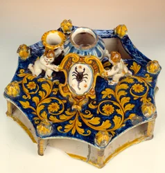Nécessaire à écrire en huit pièces, réalisé en majolique dans des couleurs bleu foncé, jaune et vert pâle. 1560-1570, Écouen, Musée national de la Renaissance