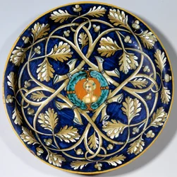 Assiette en faïence avec un buste féminin