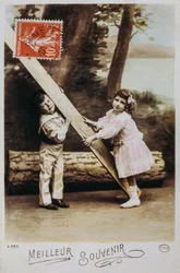 Carte postale française montrant un jeune garçon et une fille jouant en 1990 (photo)