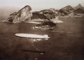 Graf Zeppelin (Graf-Zeppelin) dans la baie de Rio de Janeiro sur fond de "pain de sucre" le 25/05/1930