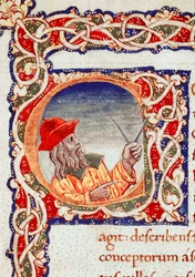 L’astronome grec Claude Ptolémée (Claudius Ptolemaeus) (vers 90-vers 168 apr. J.-C.) utilisant un compas pour effectuer des calculs. Miniature tirée de la « Cosmographia » (Ms. V.F. 32 f.2r), Naples, Bibliothèque nationale