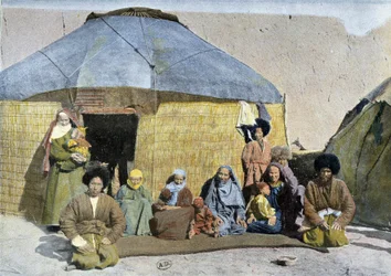 Groupe de Tekes (nomades russes) devant leur yourte, fin XIXe siècle