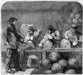 Atelier de polissage de la fonderie de bombes à Woolwich Arsenal, banlieue de Londres, Angleterre. Gravure dans « L