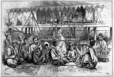 Théâtre de marionnettes avec musiciens en Birmanie. Gravure dans "Le Monde Illustré"