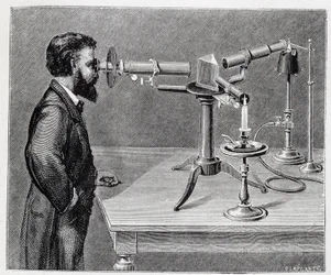 Spectroscope pour comparer les spectres des éléments terrestres à ceux des corps célestes