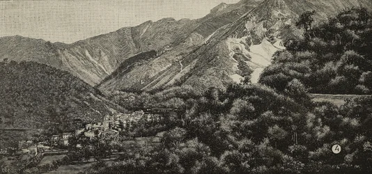 Vue de Torano près de Carrare, Italie, à l