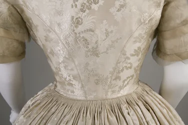 Robe de mariée (détail du dos à la taille)