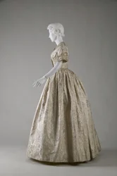 Robe de mariée (vue latérale)