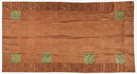 Brocade, soie. Une robe de moine bouddhiste, patchée; kesa