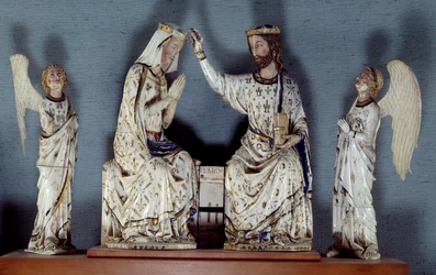 Couronnement de la Vierge. Le Christ, portant une couronne de roi, couronne la Vierge. Deux anges sont témoins. Groupe en ivoire sculpté. Fin du XIIIe siècle. Paris, Musée du Louvre