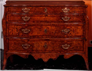 Meuble : commode en bois de cèdre (1735-1745 environ)
