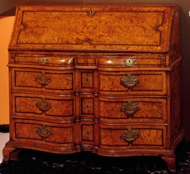 Mobilier : bureau en cèdre. Vers 1734-1740. Dim. 111x127x61 cm Collection privée