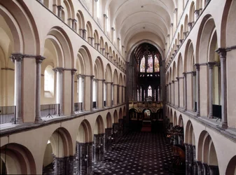 Intérieur de la Cathédrale de Tournai : la nef