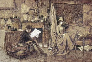 Madame boude, couple, il lit le journal et elle est assise sur le canapé et est offensée