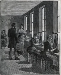 Fabrication de plumes métalliques : atelier de découpage en France au XIXe siècle. Gravure de 1885 dans « Les arts et métiers illustrés » par Adolphe Bitard.