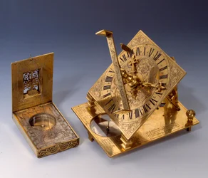 Instruments scientifiques : cadrans solaires du XVIe siècle (à gauche) et du XVIIe siècle. Collection privée