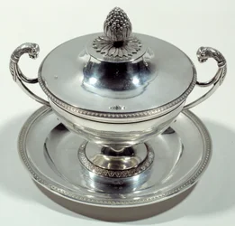 Coupe en argent avec sommet en forme de pomme de pin