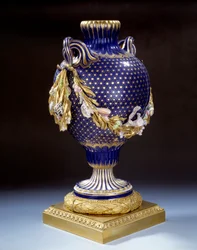 Vase à queue de poisson en porcelaine dure. Vers 1765-1770. Paris, musée du Louvre