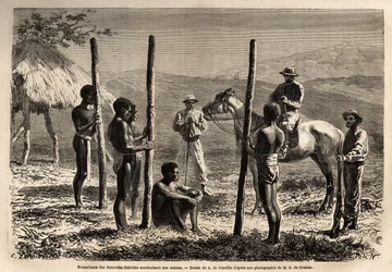 Travailleurs des Nouvelles-Hébrides (ou depuis 1980, la République de Vanuatu, un archipel mélanésien au nord de la Nouvelle-Calédonie), construisant une maison, que l
