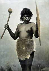 Femme aborigène australienne portant les armes de son mari