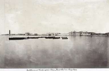 Bateaux au milieu de la mer avec une partie de la ville d