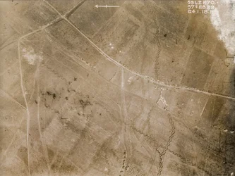 Photographies de reconnaissance aérienne britannique enregistrant les positions des tranchées sur le front occidental pendant la Première Guerre mondiale