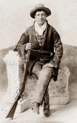 Calamity Jane avec son fusil : photographie vintage du personnage notoire de la frontière Calamity Jane (Martha Jane Cannary, vers 1850)