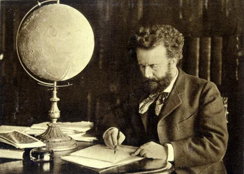 Camille Flammarion à sa table de travail