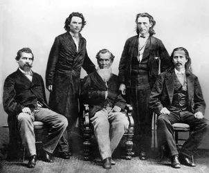 Indiens Cherokee à Washington en 1866 pour négocier un traité avec les États-Unis qui sera signé le 19 juillet, de gauche à droite : John Rollin Ridge, Saladin Watie, Richard Fields, colonel Elias C. Boudinot, colonel William P. Adair
