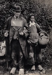 Couple de mendiants bretons. Photographie, fin du XIXe siècle, Paris. Coll. Selva.