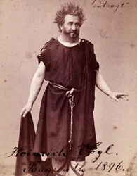 Le ténor allemand Heinrich Vogl (1845 - 1900) en Loge dans « Siegfried » de Richard Wagner à Bayreuth. 1896