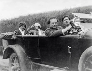Helene Berg, Alma Mahler, Franz Werfel et Alban Berg photographiés en voiture