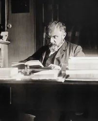 Henri Poincaré à sa table de travail - Bibl. de l
