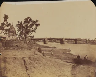 Pont en fer avec piliers en pierre, avec des civils au premier plan, rivière Gumti, Lucknow