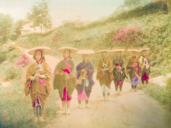 Femmes japonaises. Sept femmes japonaises debout en ligne sur une route rurale. Japon, vers 1910.